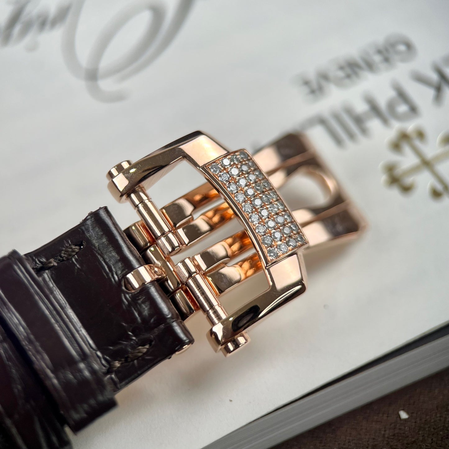 Patek Philippe Nautilus 5711/1R-001 – Version mit 18-karätigem und diamantiertem Lederband