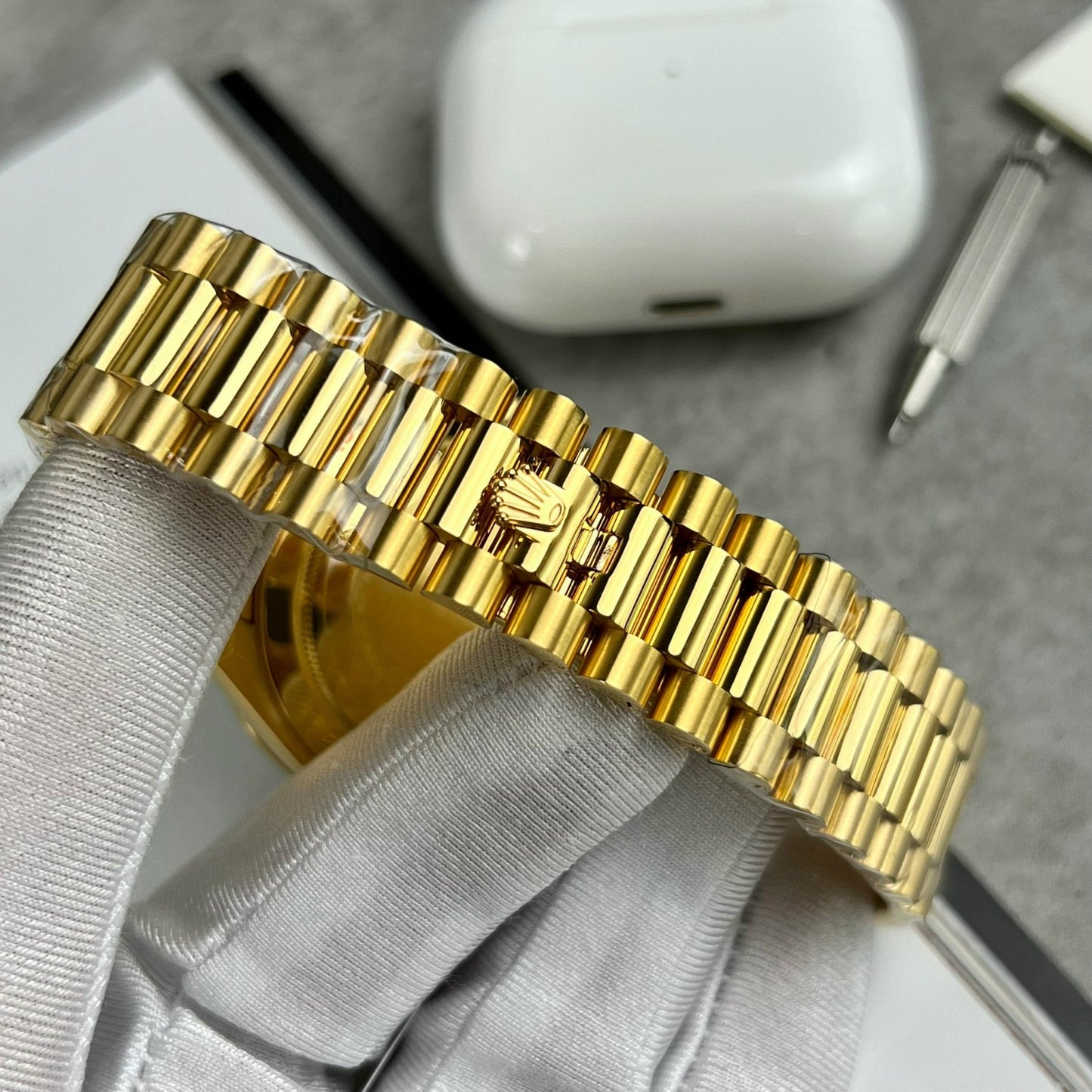 Rolex Day-Date 40 228398TBR enveloppée d'or jaune 18 carats et lunette Baguette moissanite