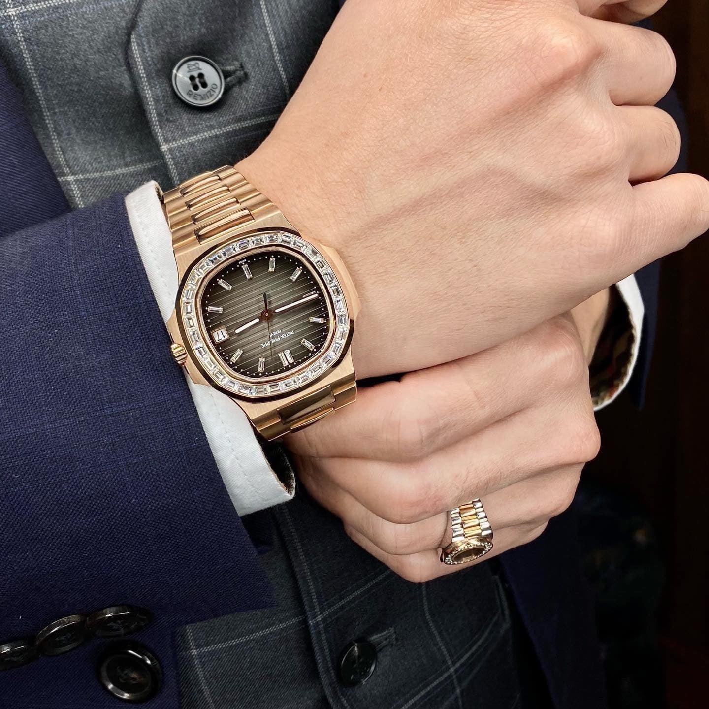 Patek Philippe Nautilus 5711/1R-001 – Eingewickelt in 18-karätiges Roségold und Moissanit-Baguette