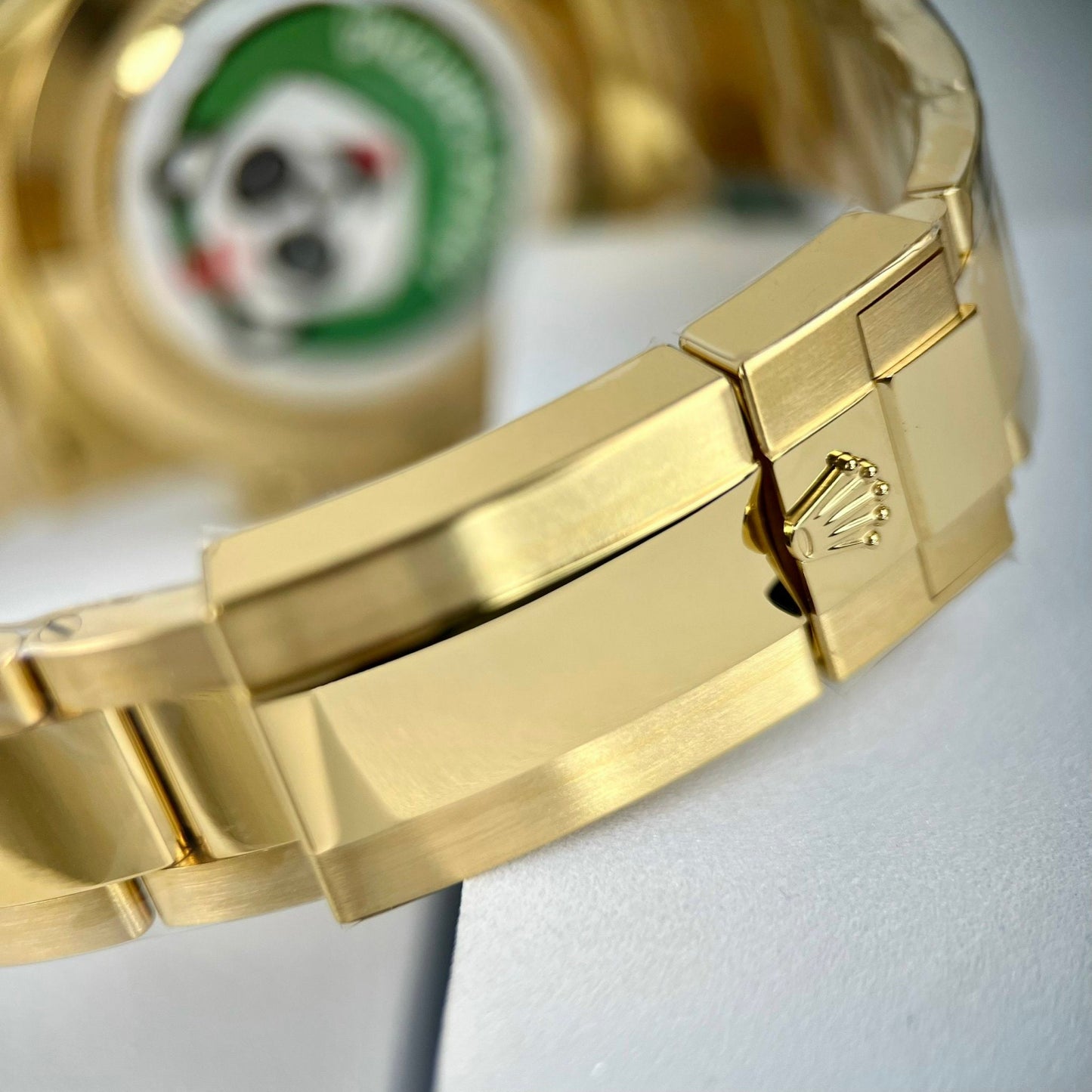 Replica Rolex Cosmograph Daytona 40mm Yellow Gold Mother of Pearl Diamond Dial 116528