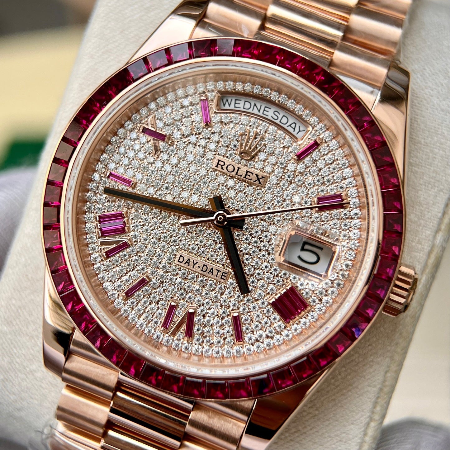 Rolex Day Date 228398 DRRP 1:1 meilleure édition personnalisée en or rose 18 carats et saphir rubis Diamond Pave